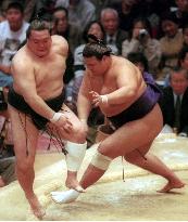 Tosanoumi drives out Asanosho for lead in Kyushu sumo